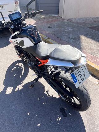 KTM Duke 125 - Blanca y Naranja