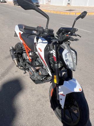 KTM Duke 125 - Blanca y Naranja