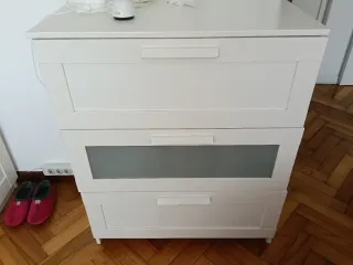 Cómoda blanca con cajones y metacrilato