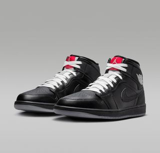 Air Jordan 1 Mid SE Negras