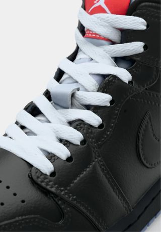 Air Jordan 1 Mid SE Negras