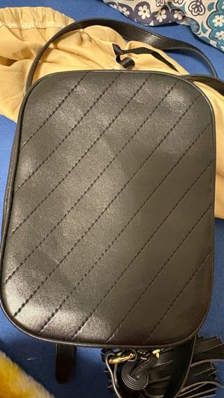 Bolso Gucci negro con logo GG