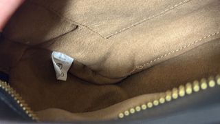 Bolso Gucci negro con logo GG