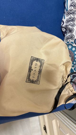 Bolso Gucci negro con logo GG