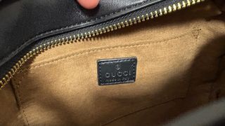 Bolso Gucci negro con logo GG