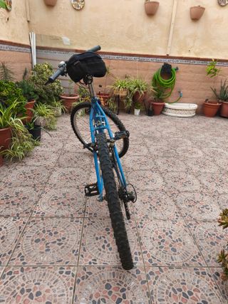 Bicicleta de montaña azul