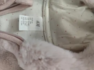 Mono rosa con capucha y orejas de 2-4 meses