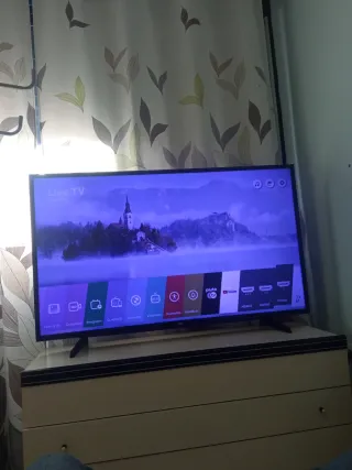 Televisor LG Negro y Beige