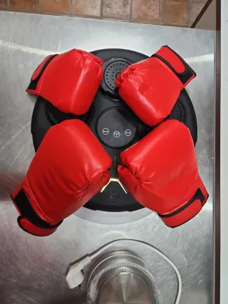 Máquina de boxeo musical con guantes
