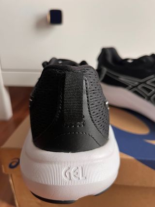Zapatillas Asics Negras y Blancas