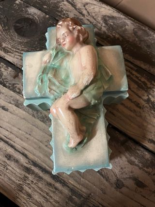 Caja en Cerámica Niño Jesús sobre Cruz, 18x 11 alt