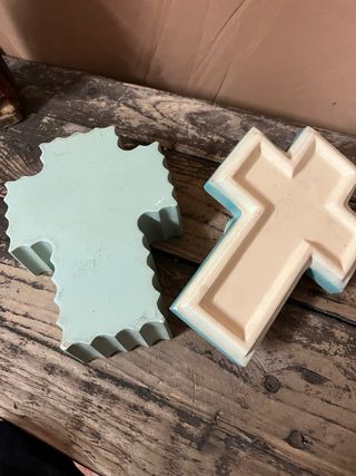 Caja en Cerámica Niño Jesús sobre Cruz, 18x 11 alt