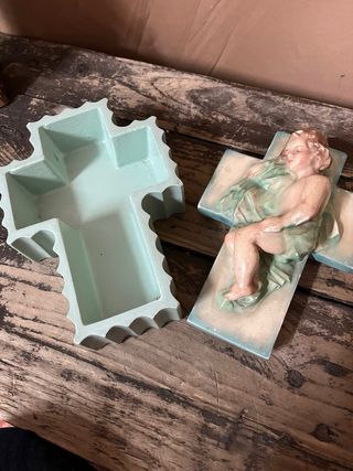 Caja en Cerámica Niño Jesús sobre Cruz, 18x 11 alt