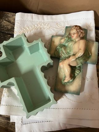 Caja en Cerámica Niño Jesús sobre Cruz, 18x 11 alt