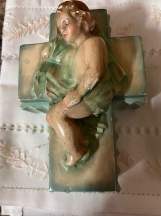 Caja en Cerámica Niño Jesús sobre Cruz, 18x 11 alt