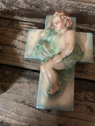 Caja en Cerámica Niño Jesús sobre Cruz, 18x 11 alt