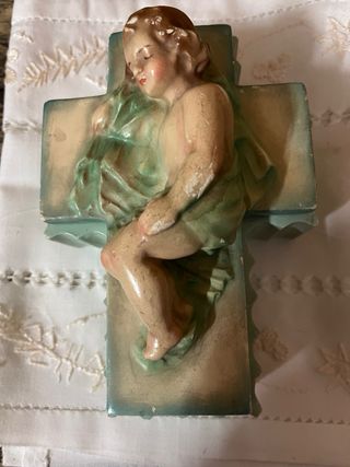 Caja en Cerámica Niño Jesús sobre Cruz, 18x 11 alt