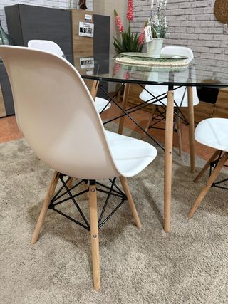 Mesa redonda cristal y sillas madera