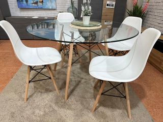 Mesa redonda cristal y sillas madera
