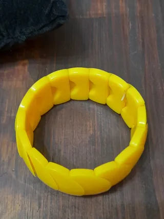 Bracciale elastico giallo squame plastica