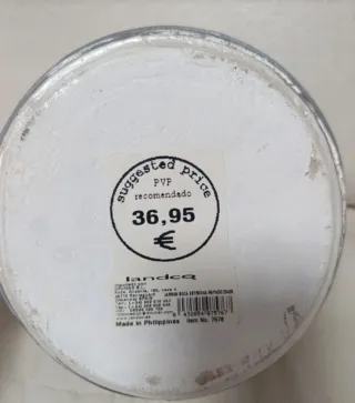 Jarrón decorativo gris y plateado.