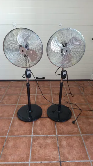 2 Ventiladores de Pie Metálicos, precio unitario