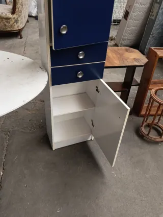 Mueble de baño azul y blanco