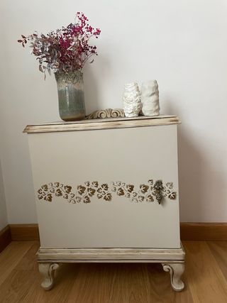 Mesita de noche beige y dorada