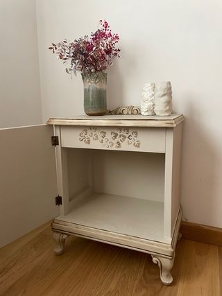 Mesita de noche beige y dorada