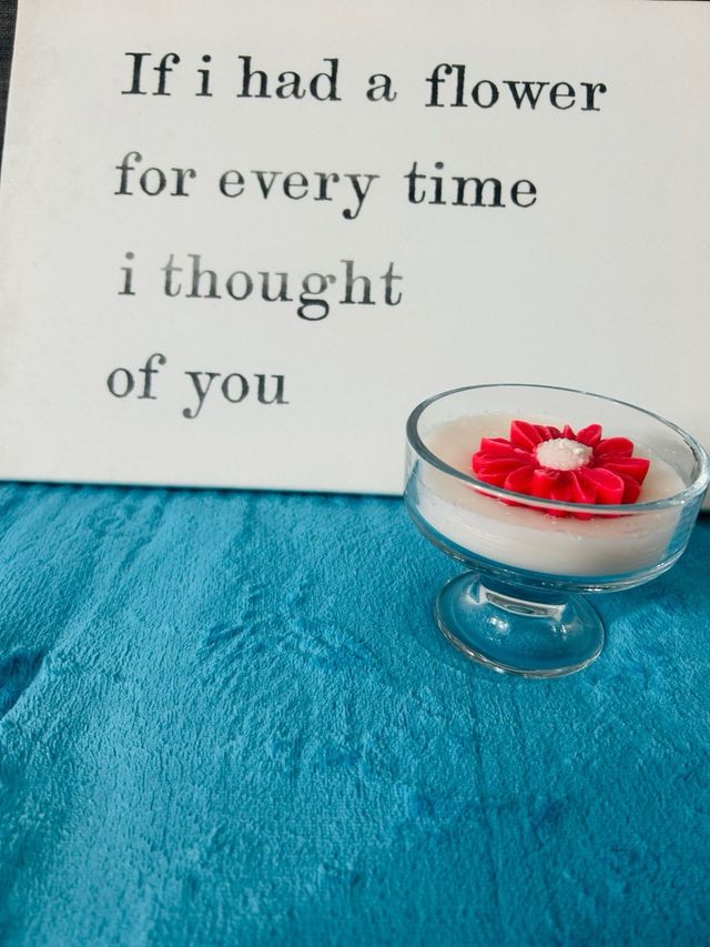 Vela artesanal flor roja en vaso cristal