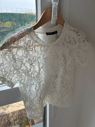 Top Bershka encaje blanco talla S