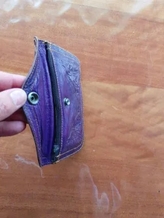 Cartera morada con relieve