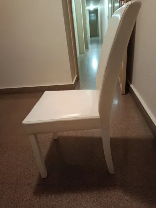 Sillas de comedor blancas.  ( Cuatro )