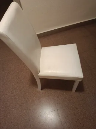 Sillas de comedor blancas.  ( Cuatro )