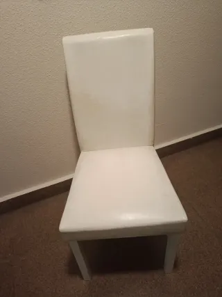 Sillas de comedor blancas.  ( Cuatro )