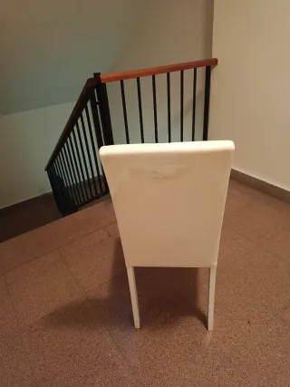 Sillas de comedor blancas.  ( Cuatro )