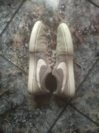 Zapatillas Nike grises y blancas