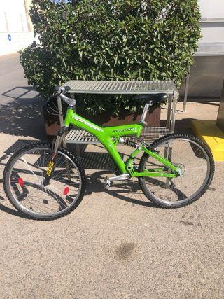 Bicicleta de montaña verde