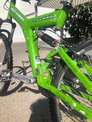 Bicicleta de montaña verde