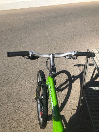 Bicicleta de montaña verde