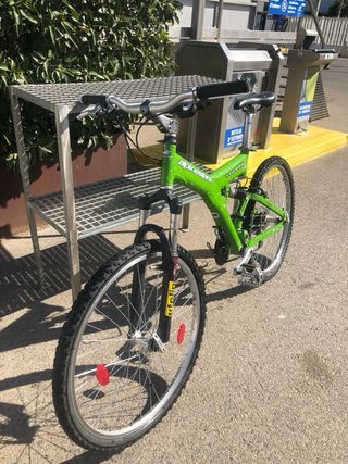 Bicicleta de montaña verde