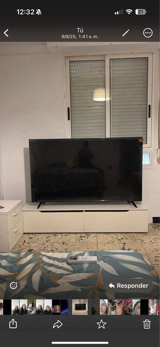 Mesa TV moderna blanca con LED