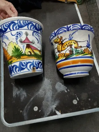Dos macetas de cerámica pintadas
