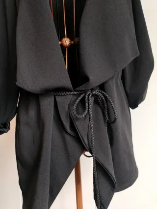 Giacca nera con  coulisse in vita