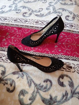 Tacchi neri con design traforato