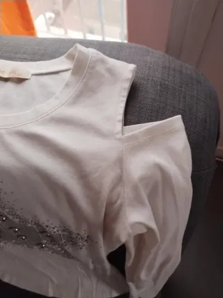 Camiseta blanca hombros descubiertos con estrella
