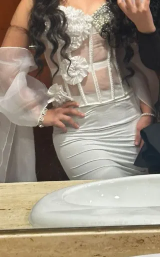 Vestido blanco de fiesta con pedrería