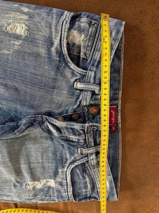 Jeans Peuque tiro bajo desgastados