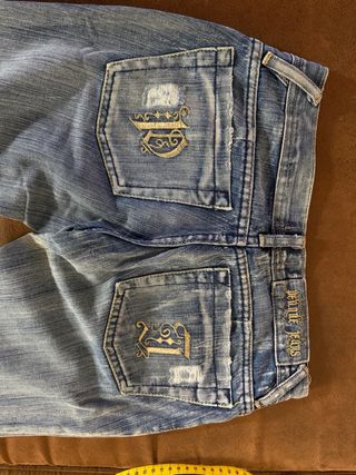 Jeans Peuque tiro bajo desgastados