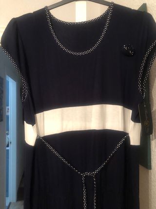 Vestido azul marino con adornos, adornos en blanco